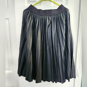 NWT 💋 Torrid Black Pleated PU Skirt - Size 10